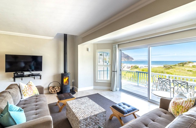 Cape Town Townhouse. Panoramic Sea & Mountain Views. Beach 50m. Spectacular!