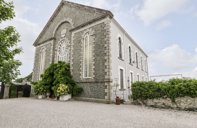 CAPEL MAWR, BASEMENT 19, pet friendly, with a garden in Llanrug