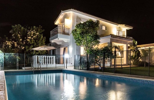 Capers Villa - sleeps 6 guests in 3 bedrooms