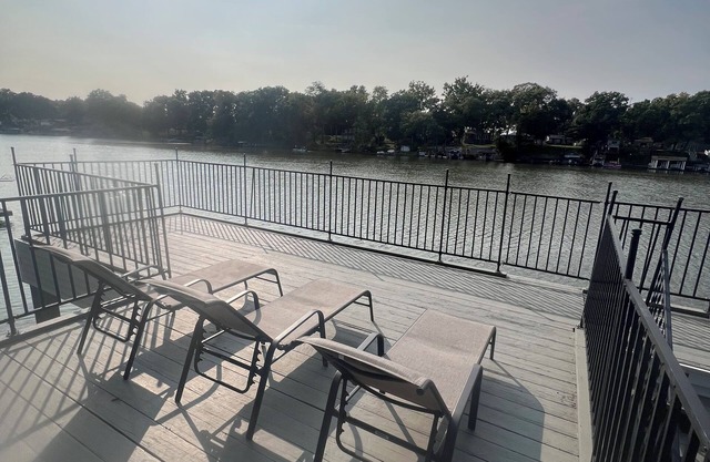 Captain’s Shore: Lake level 3-bedroom cottage, perfect for swimming and fishing