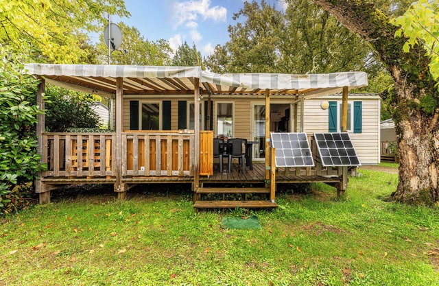 Caravan 'Confort Avec Clim 6' with Shared Pool, Private Terrace and Air Conditioning
