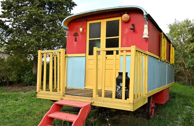 Caravan 'Roulotte Gypsie Violette' with Shared Pool, Private Garden and Wi-Fi