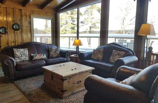 Cardinal Pines Luxury Lakefront Cottage by Beautiful Halls Lake!