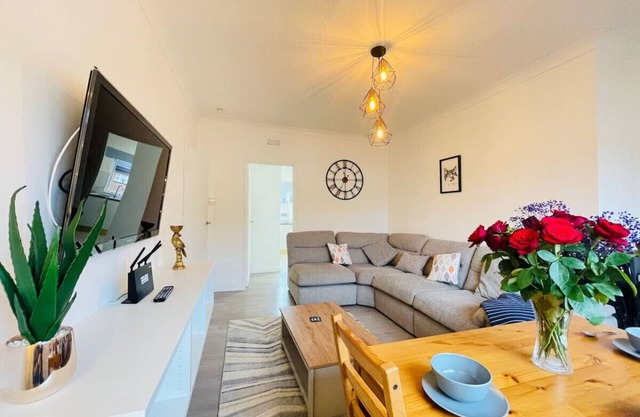 Cardonald Central - stylish three bedroom apartment
