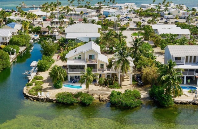 *CAREFREE ON CUDJOE @ THE BAY* Waterfront Home & Pool + LAST KEY SERVICES…