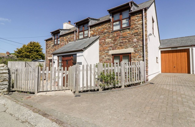 CARPE DIEM, pet friendly, country holiday cottage in Crantock