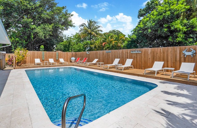 CARRABEAN PRIVATE RESORT 5 MNS TO HALLANDALE BEACH OCEANFRONT. HEATED POOL.