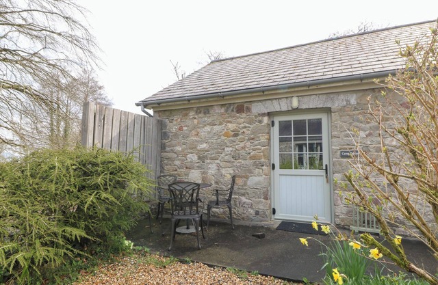 CARREG CENNEN COTTAGE, pet friendly, with a garden in Llandeilo