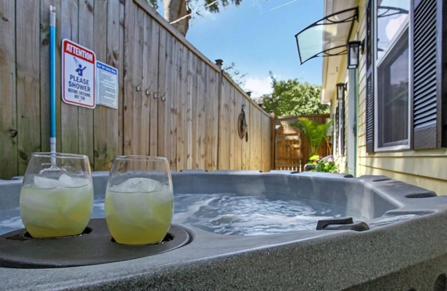 Carriage House W/Hot Tub! Near Starland Yard
