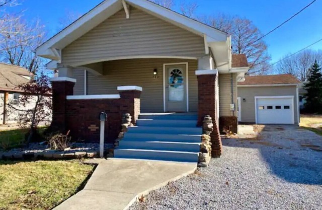 Carterville Cottage on Division