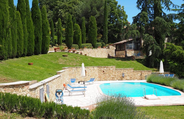 Casa Acacia, an ancient tower nestled in the green hills of San Giminiano
