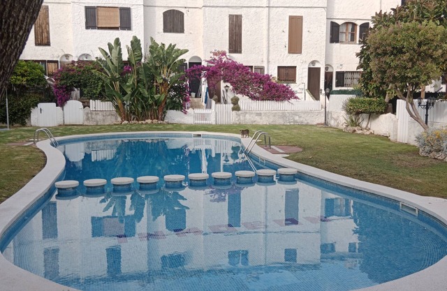 Casa Adosada con Piscina Comunitaria y Jardín a 5 Minutos en Coche de las Playas