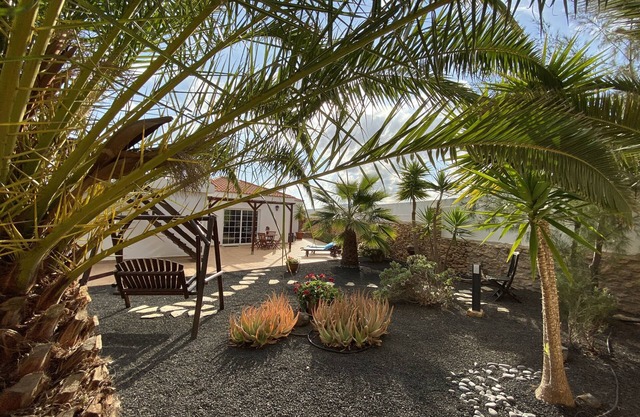 Casa Aura, feel-good oasis, 102 sqm vacation home with palm trees, terraces and garden