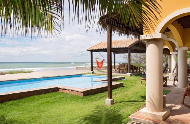 Casa Cantamar: Inviting outdoor space right on the sand