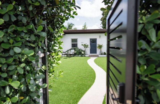 Casa Clusia! A Charming 2-bedroom home perfect for your Miami trip!