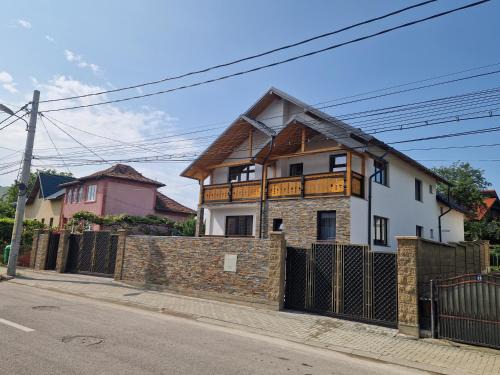 CASA COCA - La 100 m de Strandul Arinis si 200m de CENTRU - Gura Humorului