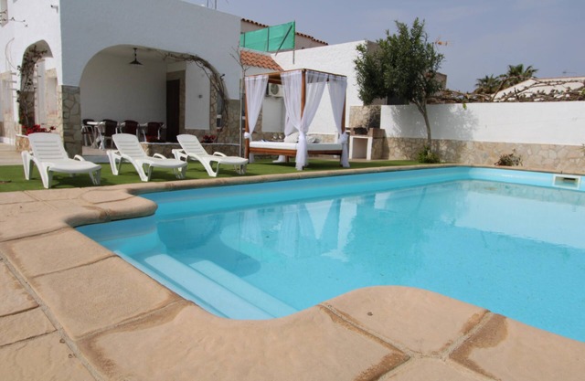 CASA COLL VERD, Ideal house for your holidays near the sea, free wifi, optional air conditioning, private pool, pets allowed, dog’s beach