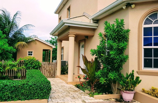 Casa de Bells 2 - Studio apartment with pool, gazebo, private entrance & parking