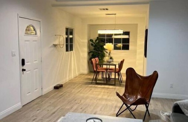 Casa De Flores a cozy house in West Hollywood