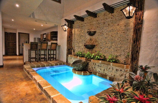 Casa del Reloj OASIS-Luxury, Waterfall, Jacuzzi, Penthouse Suite, 1616 Sq Feet.