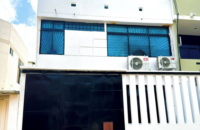 Casa entera en Manta, en urbanización privada cerca a todo