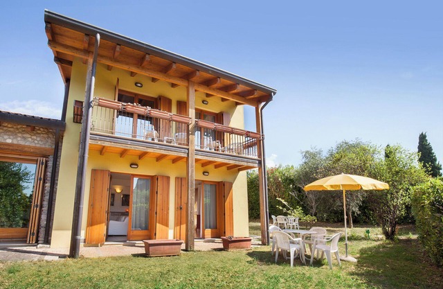 Casa Flora-Large apartment in Garda, Casa Flora - Grande appartamento a Garda