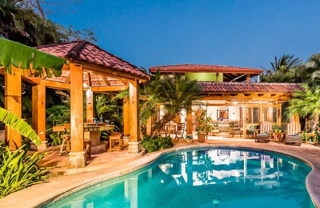 Casa Juliana: Beautifully renovated Villa in Jan '25 with pool steps from beach