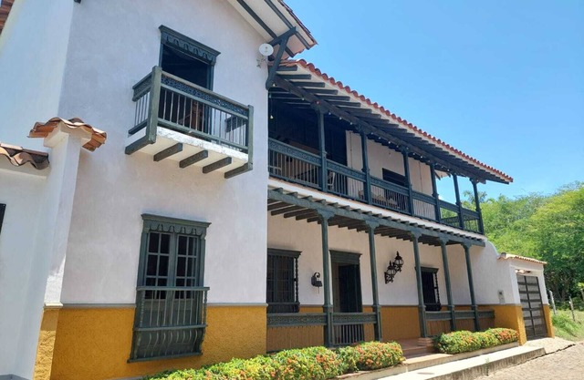 Casa La Herencia in Cauca Viejo with swimming pool, jacuzzi and turkish bath.
