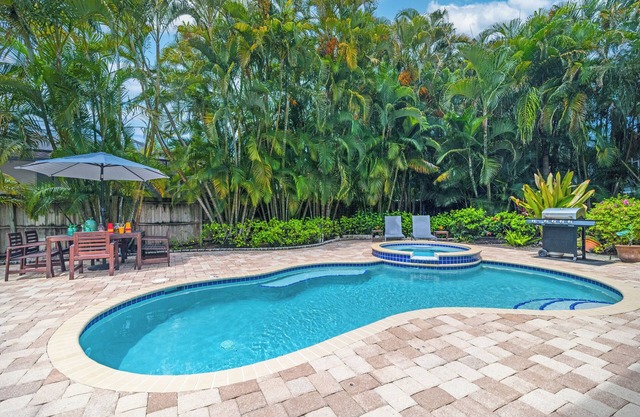 Casa Leone | Pet Friendly 🐶 on Siesta Key w/Private Heated Pool, Golf Cart, & Putting Green!