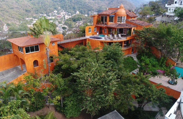 Casa Lorenzo Orange Sunsets, Lush Landscape, Intown, Privacy