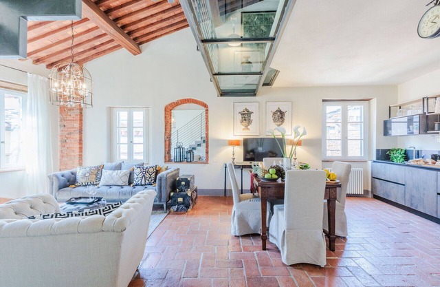 Casa Lucky, Romantic Modern 3 bedrooms Penthouse inside the Walls of Lucca