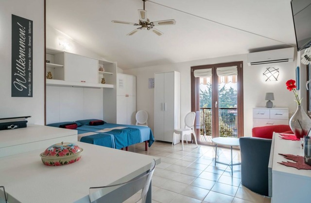 Casa Lugana 15 - Studio apartment with lakefront pool near the center