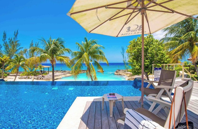 Casa Luna 14: Gated Resort South of 7Mile Beach w/Beach Cove, Communal Pool, Heated Spa + Gym