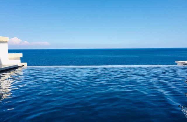 Casa Marinaia 2. Abode suspended over the sea.