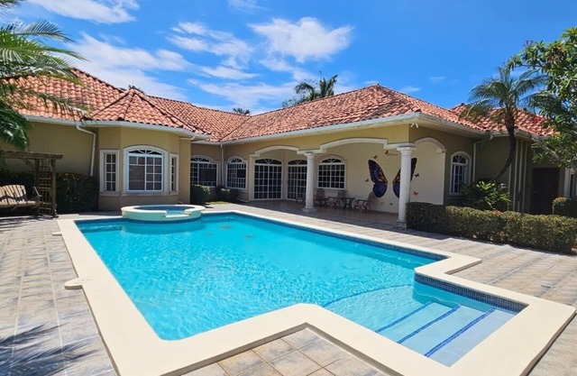 Casa Mariposa - 4BR w/Private Pool & pool table 5 minutes walk from the beach