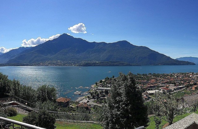 Casa Osmanto C: A cozy and welcoming apartment situated at a short distance from the shores of Lake Como, with Free WI-FI.