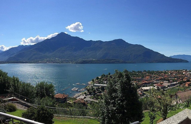 Casa Osmanto F: A cozy and welcoming apartment situated at a short distance from the shores of Lake Como, with Free WI-FI.