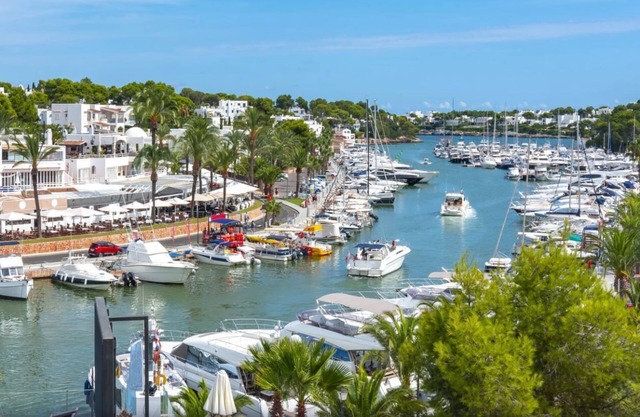 Casa-RiFu is only a few minutes walk from the center of Cala d'Or and the beaches.