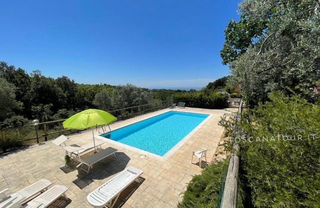Casa Sophia, piscina con vista mare - ingresso, giardino, barbecue e parcheggio privati by ToscanaTour
