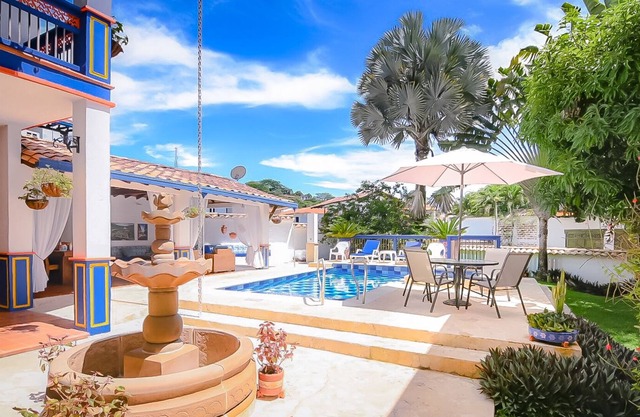 ¡Casa turística colonial con piscina privada en la rivera del río Cauca!