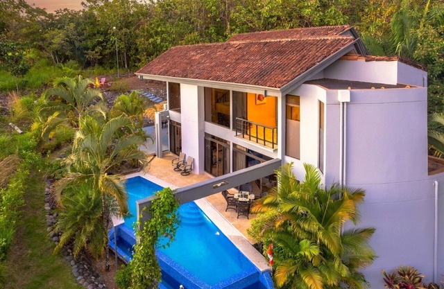 Casa Tweed - Large private modern home, minutes from the ocean!