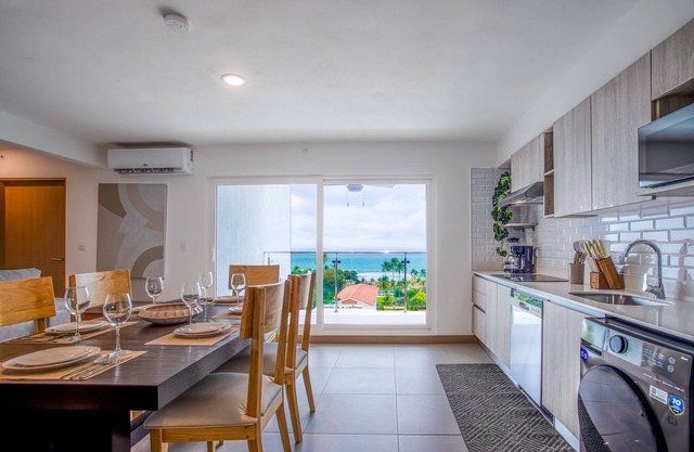 CASAGO 1102, BRAND NEW RENTAL with Spectacular Ocean Views