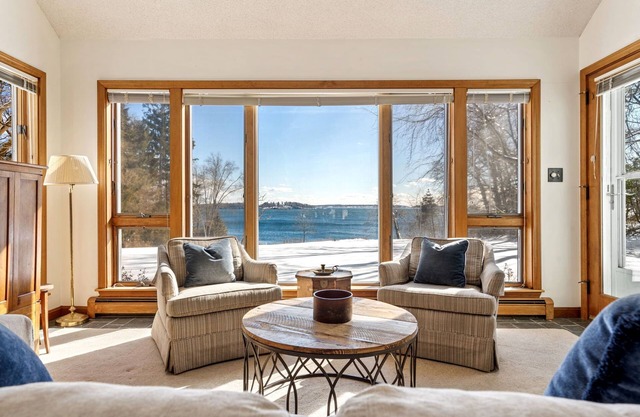Casco Bay Classic - Oceanfront, 10MinsToPortland, Private Beach, Seaside Firepit