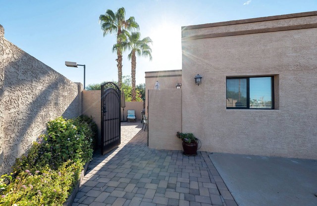 Casita with private entrance and courtyard with on premises and street parking