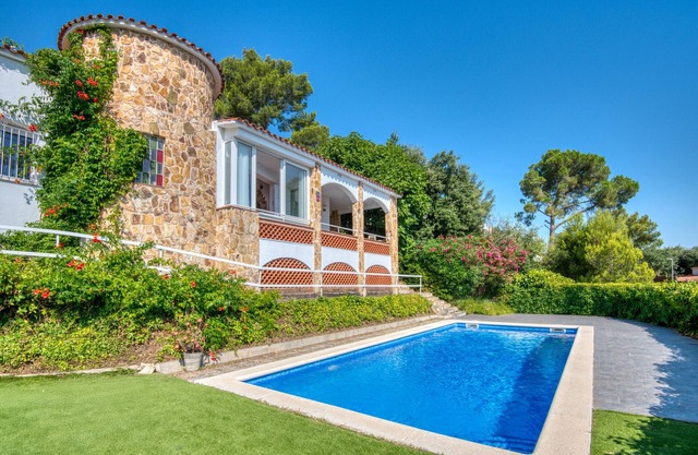 CASONA: Spacious family home with private pool in Pals