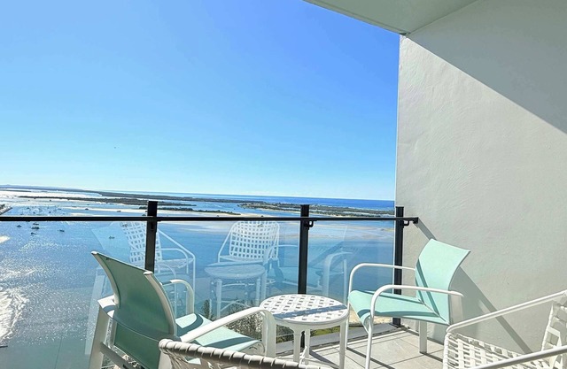 CASSA MQ - 2BR Southport Gem with Ocean Views