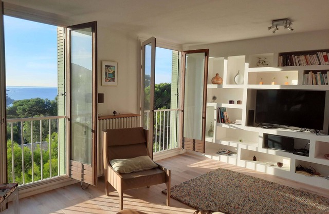 CASSIS CALANQUES 90m2 view and exceptional situation, sea 5 mins walk, parking