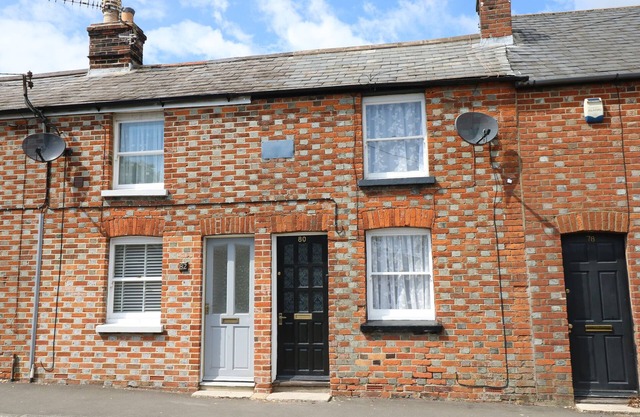 CASTLE COTTAGE, pet friendly, with a garden in Carisbrooke