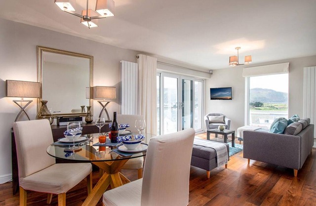 Castle Penthouse - One Bedroom Cottage, Sleeps 2