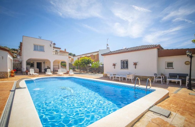 Catalunya Casas Tranquil nature 'feel' , yet only 4 min to beach!